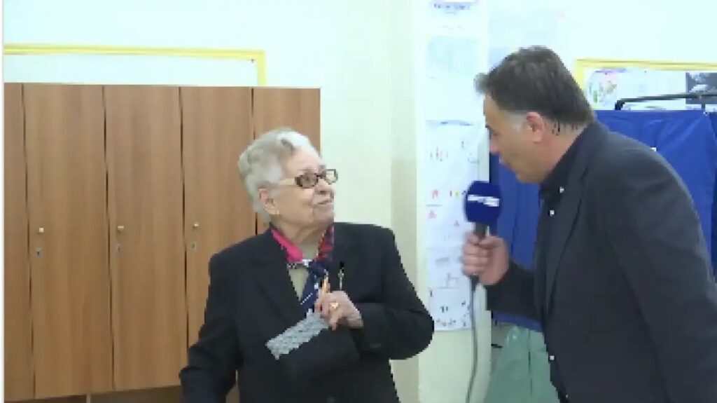 Επική γιαγιά ψηφοφόρος στις Σέρρες άφησε άναυδο δημοσιογράφο με την ατάκα της!