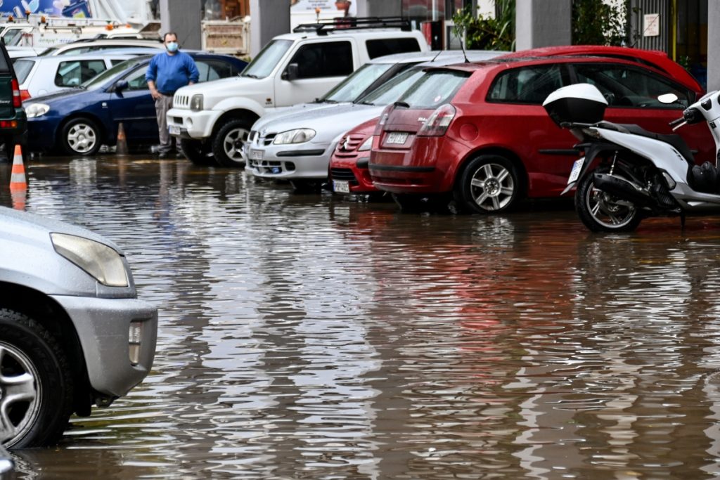 Πλημμύρισαν οι δρόμοι στη Ρόδο- Πλημμύρισε και το αεροδρόμιο- Μάζευαν τα νερά με κουβάδες