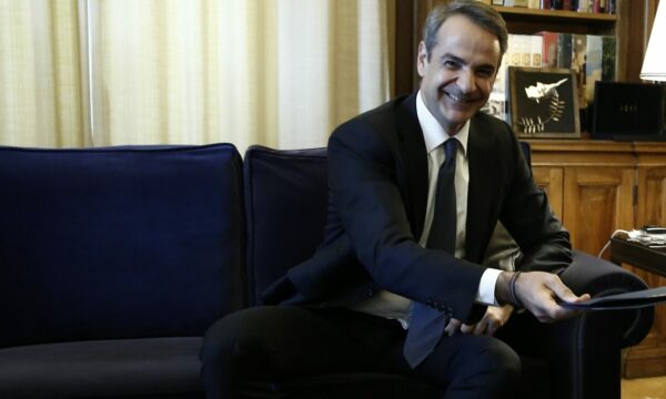 Τι περιέχει ο μπλε φάκελος που θα παραδώσει σήμερα ο Μητσοτάκης στον Σαρμά