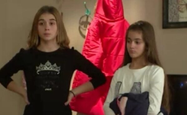 Δείτε πως είναι  σήμερα οι πανέμορφες τηλεοπτικές κόρες της Λασκαράκη, “Σάντρα” και “Χαρά” από το  “Σόι σου”