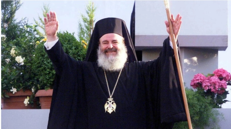 Δεν έλειψε ούτε μία μέρα: Η γυναίκα που φροντίζει τον τάφο του Αρχιεπισκόπου Χριστόδουλου εδώ και 15 χρόνια