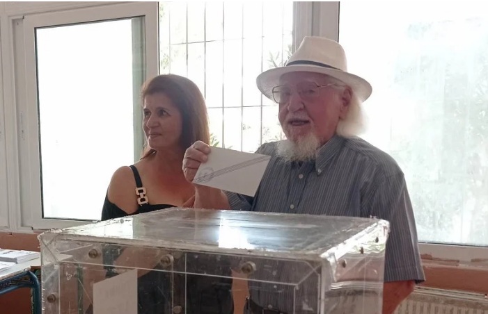 Ένας 99χρονος ψήφισε στο Βόλο – «Βγάλτε με και φωτογραφία, μπορεί να είναι η τελευταία φορά που ψηφίζω»
