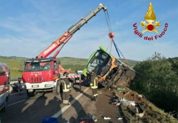 Τραγωδία στην Ιταλία- Λεωφορείο με 38 επιβάτες έπεσε σε γκρεμό- Ένας νεκρός