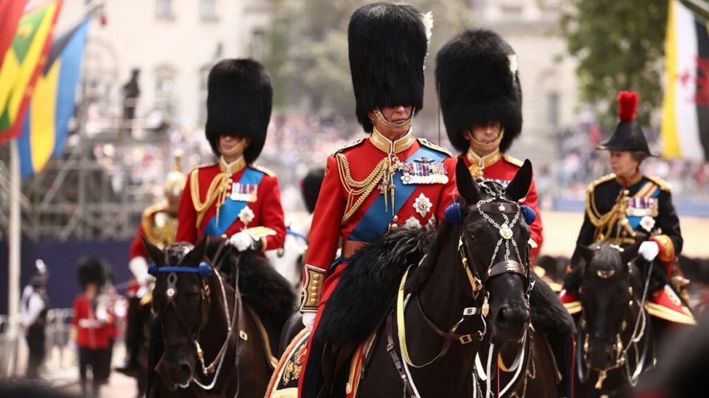 Έφιππος ο βασιλιάς Κάρολος στη στρατιωτική παρέλαση για τα γενέθλιά του