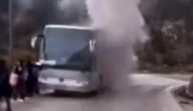 Εύβοια: Ξέσπασε φωτιά σε λεωφορείο γεμάτο τουρίστες