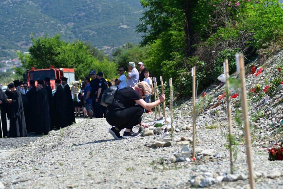 Συγκλονιστικές στιγμές στον τόπο της τραγωδίας των Τεμπών από συγγενείς των θυμάτων