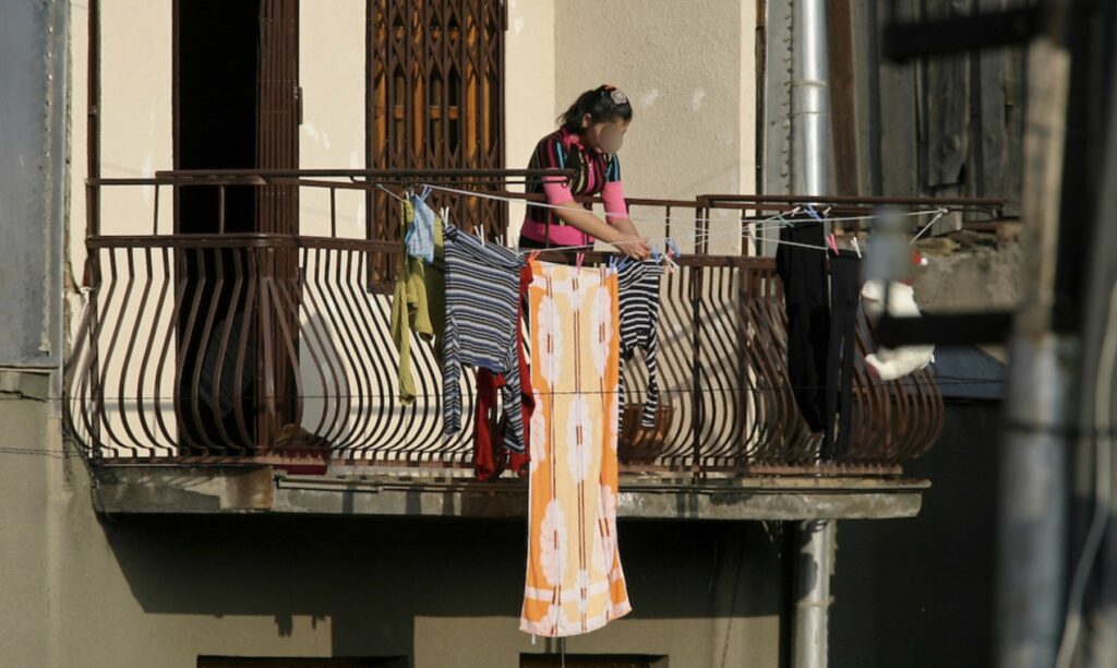 Απίστευτο περιστατικό στη Λάρισα: Περνούσε κάτω από το μπαλκόνι της και του έριξε μπουκάλι με χλωρίνη