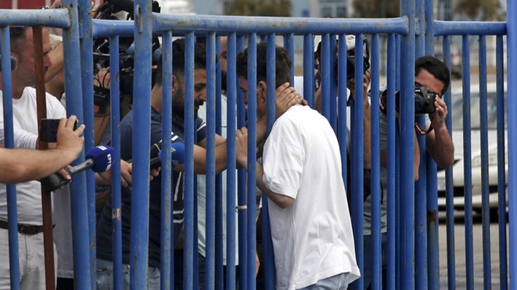 Τραγωδία στην Πύλο: Συγκινεί η ιστορία των δύο Σύριων αδερφών που αγκαλιάζονται μέσα από τα κάγκελα