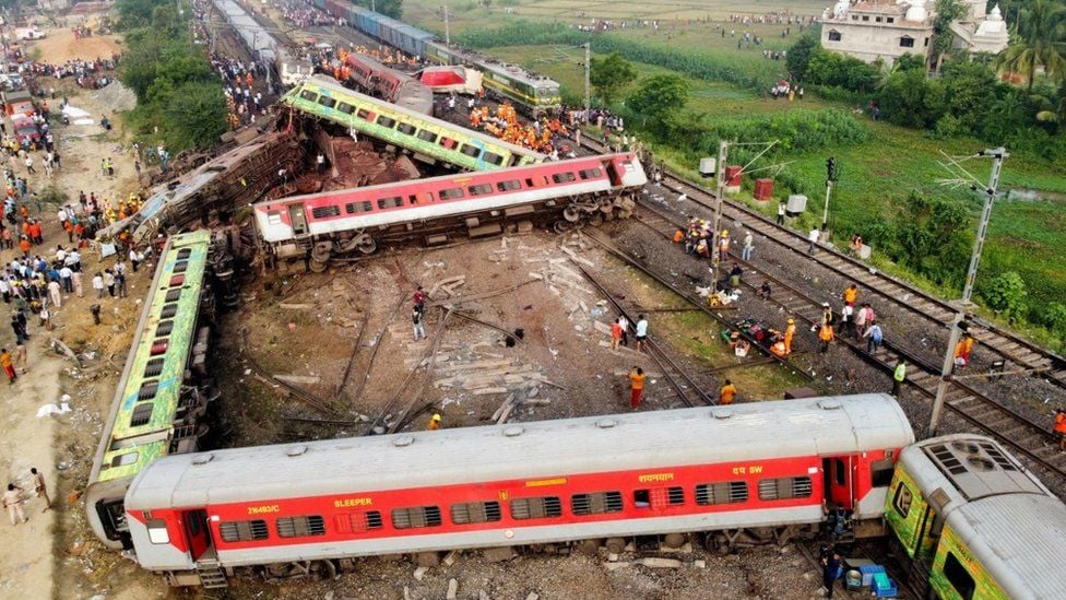 Ινδία: Εκατοντάδες νεκροί από τριπλή σύγκρουση τρένων – Έρευνες για επιζώντες στα συντρίμμια