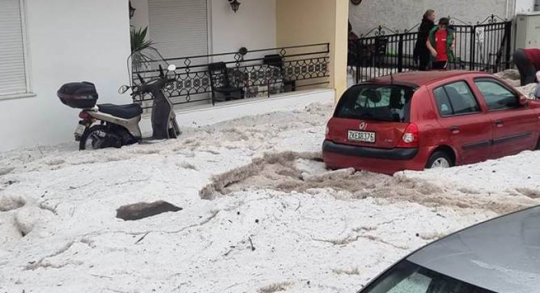 Πρωτοφανείς εικόνες στα Γιάννενα: Βουνά από χαλάζι σε δρόμους και σπίτια! Δείτε φωτογραφίες και βίντεο