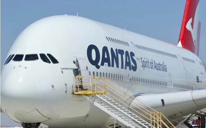 Η Qantas αλλάζει τα πρότυπα για τους αεροσυνοδούς: Οι άνδρες θα επιτρέπεται να μακιγιάρονται – Οι γυναίκες δεν θα φορούν τακούνια