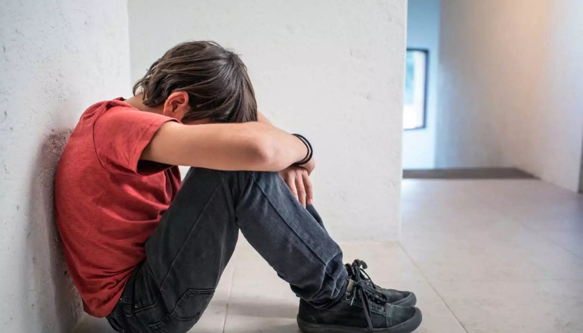 Συγκλονισμένη η παγκόσμια κοινή γνώμη με τη μητέρα που βασάνιζε τον 12χρονο γιο της-Τον κρατούσε κλεισμένο σε κλουβί για σκύλους
