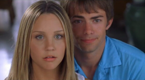 Αμάντα Μπάινς: Η τραγική ιστορία της σταρ των εφηβικών ταινιών που κατέληξε στο ψυχιατρείο