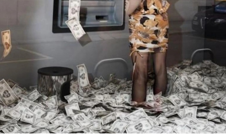 “Μαρμάρωσε” όταν είδε το τραπεζικό της υπόλοιπο: 30χρονη πήγε στο ΑΤΜ και βρήκε 4.600.000€ στον λογαριασμό της