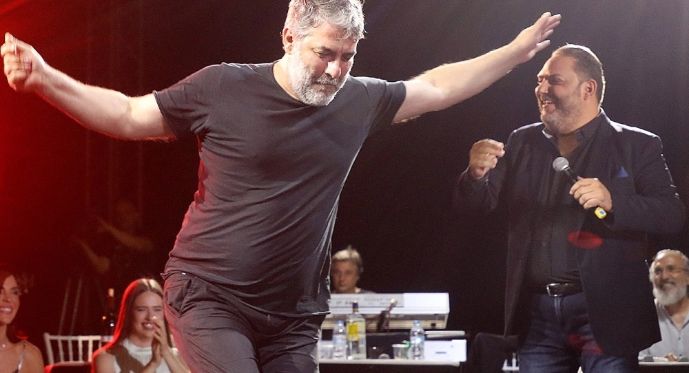 “Αυτή η νύχτα μένει live” – Μια αξέχαστη βραδιά για την αγαπημένη σειρά-Το ζεϊμπέκικο του Βασίλη Μπισμπίκη