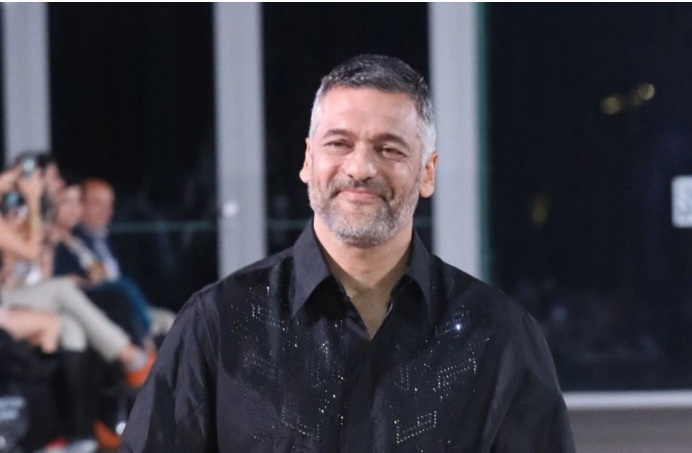 Η κούκλα κόρη του Στέλιου Κρητικού μεγάλωσε και  περπάτησε στην πασαρέλα