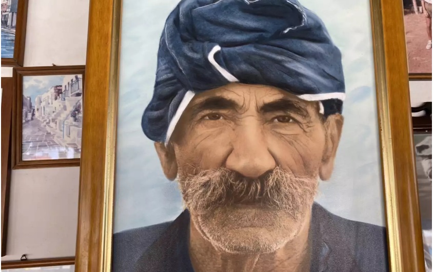 Ο Μανώλας από την Ψέριμο έγινε καρτ ποσταλ και ταξίδεψε την Ελλάδα στον κόσμο