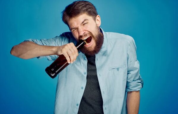 Δεν βρίσκεις ανοιχτήρι για να ανοίξεις ένα μπουκάλι μπύρας; Υπάρχουν και άλλοι τρόποι