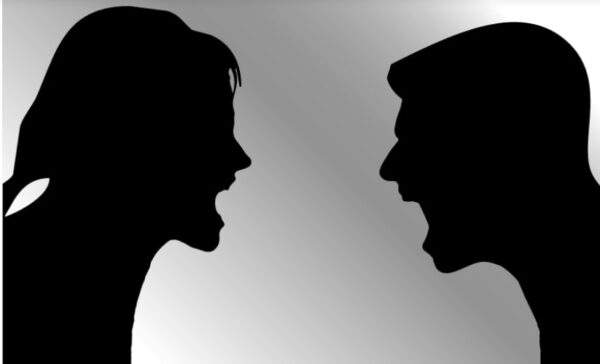 Ζωή κόλαση για ζευγάρι Βολιωτών από την κόρη τους-Τους βρίζει, τους χτυπάει και σπάει πράγματα στο σπίτι