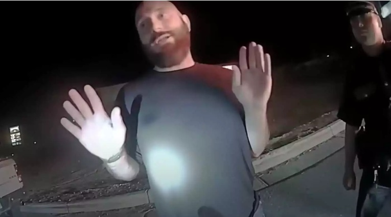 ΗΠΑ: Η στιγμή της σύλληψης παιδοβιαστή – Οδηγούσε μεθυσμένος έχοντας 6 παιδιά στο αυτοκίνητό του