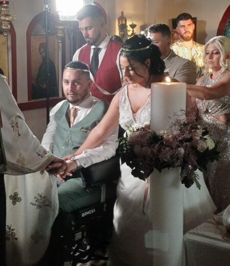 Εύβοια: Συγκίνηση στον γάμο του 26χρονου Γιάννη που είχε πέσει για τον σταυρό στην Αμάρυνθο και έμεινε παράλυτος