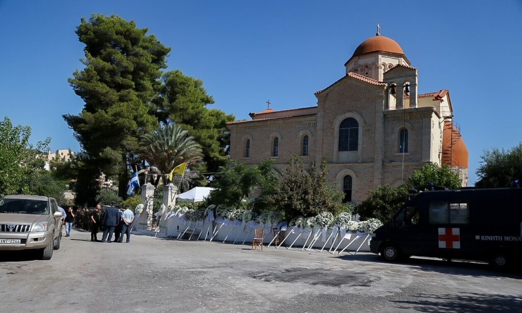 Ράγισαν και οι πέτρες: Σπαραγμός στο τελευταίο αντίο στον σμηναγό Χρήστο Μουλά – Αποχώρησε η σύζυγός του