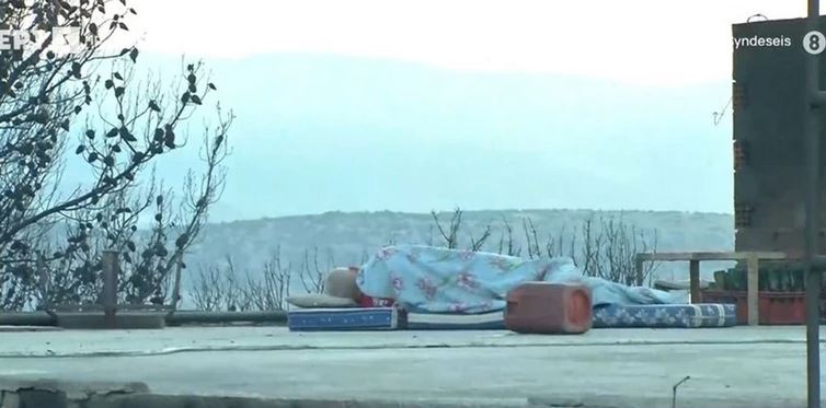 Φωτιά στη Μάνδρα: Η συγκλονιστική φωτογραφία του ανθρώπου που κοιμάται πάνω στο καμμένο σπίτι του