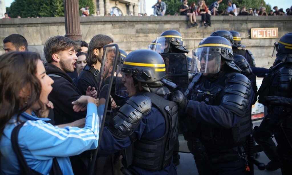 Γαλλία: O θυμός «βράζει» στα προάστια – «Οι άνθρωποι δεν αντέχουν άλλο»