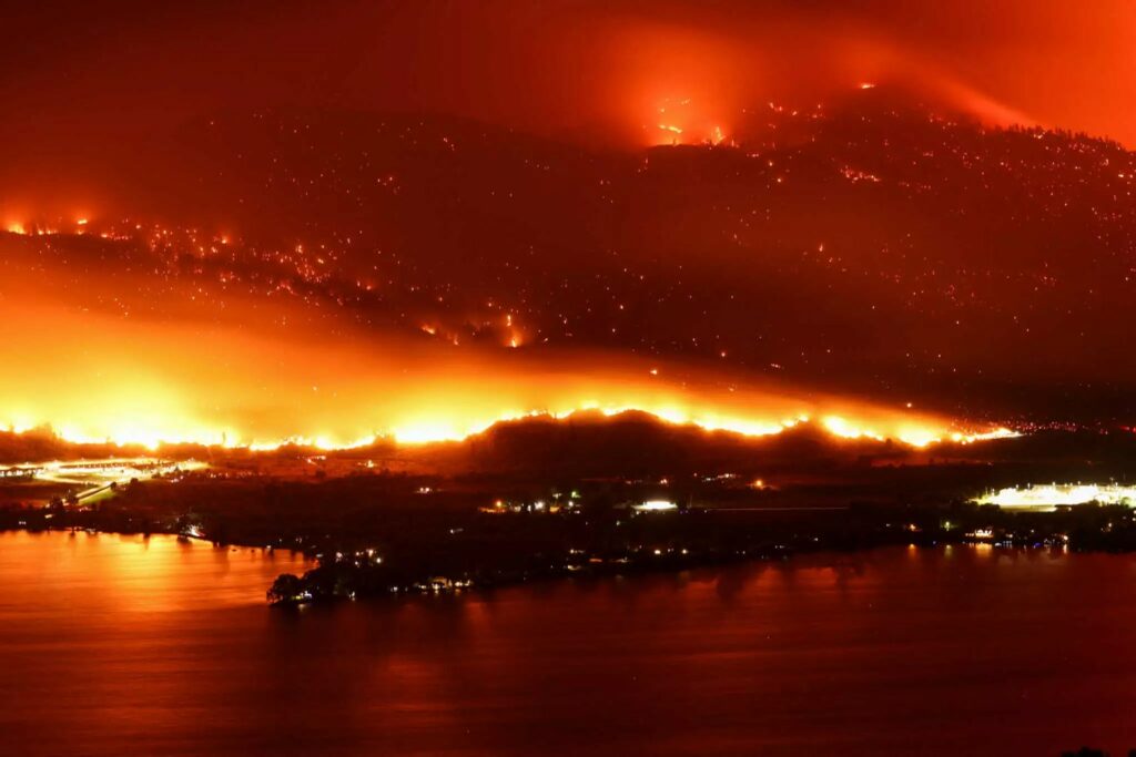 Απόκοσμες εικόνες από τεράστια φωτιά που κατακαίει τον Καναδά στα σύνορα με τις Ηνωμένες Πολιτείες