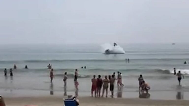 Αεροπλάνο πέφτει στη θάλασσα μπροστά στους λουόμενους – Σοκαριστικό βίντεο