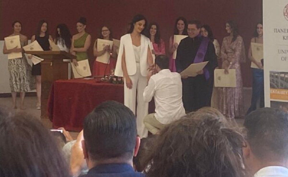 Συγκινητικές στιγμές στο Πανεπιστήμιο Κρήτης: Της έκανε πρόταση γάμου στην τελετή αποφοίτησης!