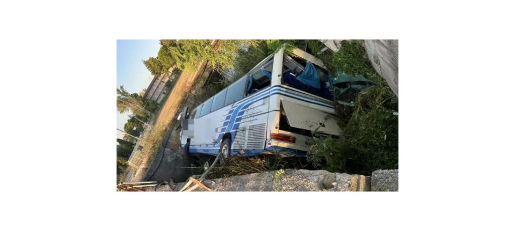 Τουριστικό λεωφορείο έπεσε από γεφύρι στη Ζάκυνθο – Δείτε φωτογραφίες