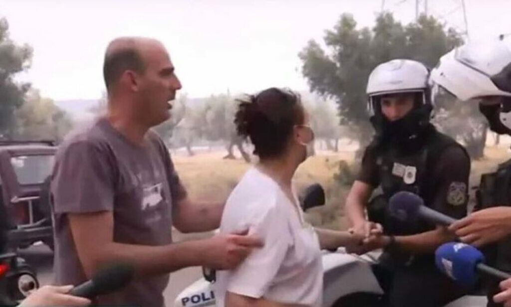 Φωτιά στα Μέγαρα: «Σαν μάνα μου στο λέω, πρέπει να φύγεις» – Συγκινεί διάλογος με αστυνομικούς