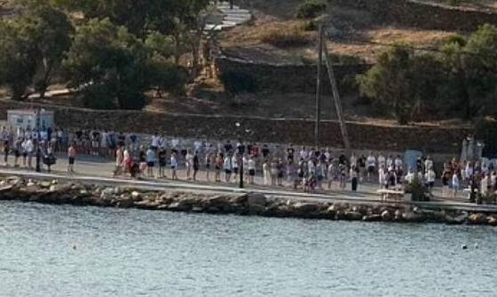 Ράγισαν καρδιές στην Ίο: Δεκάδες νέοι παρατάχθηκαν  με δάκρυα και κίτρινα τριαντάφυλλα στο λιμάνι για να αποχαιρετήσουν τους 18χρονους