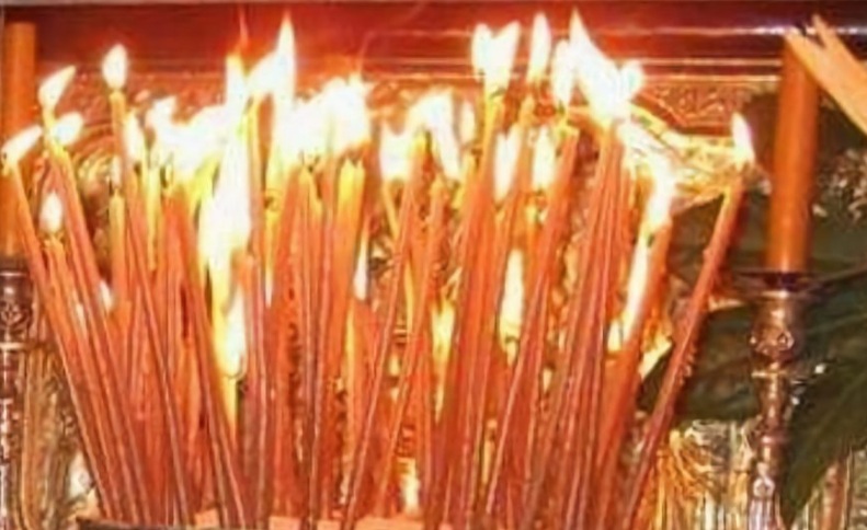 Και όμως συνέβη!  Πιστή παραλίγο να βάλει φωτιά σε παρεκκλήσι στη Λάρισα ανάβοντας 58 κεριά