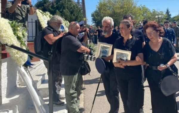 Πτώση Canadair στην Κάρυστο-Ράγισαν καρδιές στην κηδεία του 27χρονου πιλότου Περικλή Στεφανίδη. Παρών και ο πρωθυπουργός