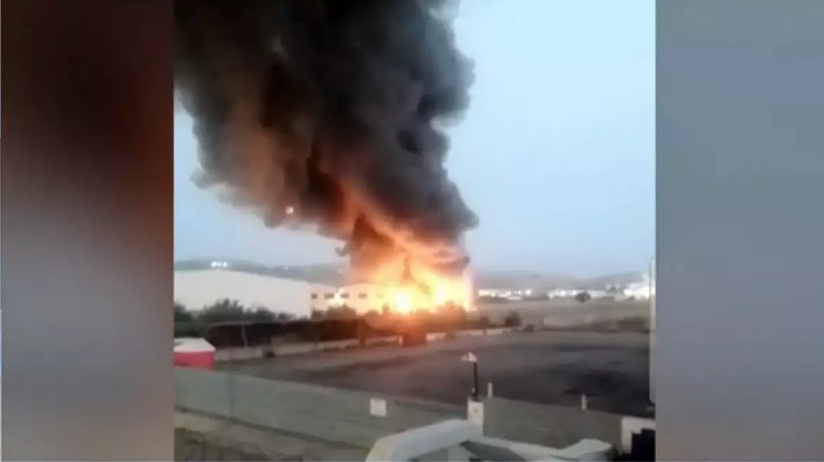 Μεγάλη φωτιά σε εργοστάσιο στα Οινόφυτα-Mήνυμα από το 112 στους κατοίκους
