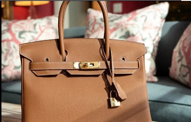 Birkin bag: Η  ιστορία της πιο ακριβής τσάντας στον κόσμο και το απίστευτο παρασκήνιο με τη λίστα αναμονής