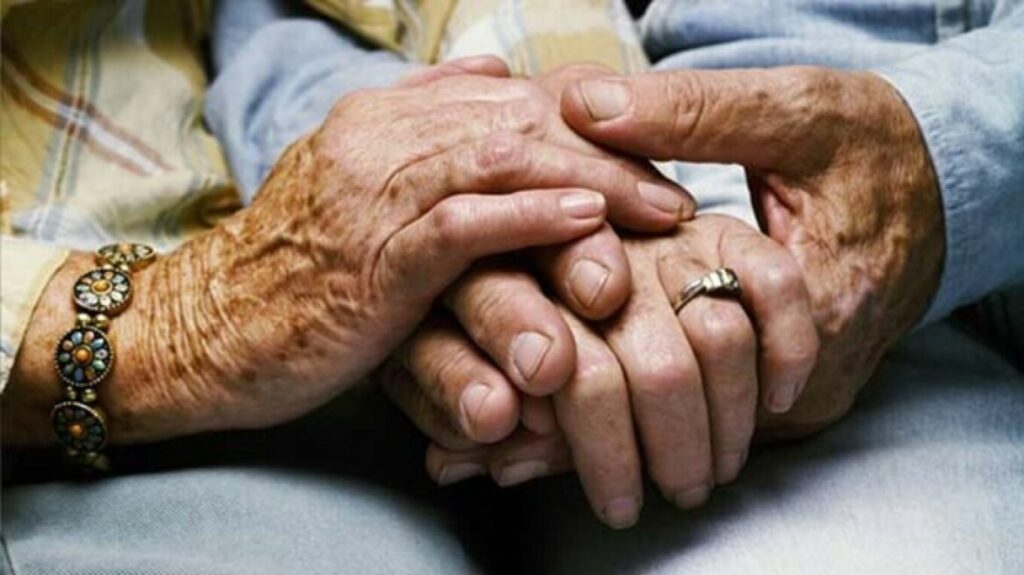 Ζευγάρι ηλικιωμένων στο Βόλο: Μαζί στη ζωή, μαζί και στο θάνατο! Η γυναίκα ήταν νεκρή 3 μέρες και ο άντρας αρνιόταν να την αποχωριστεί!