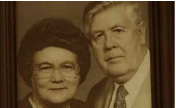 Αυτή η γιαγιά πέθανε μετά από 67 χρόνια γάμου – Όταν ο σύζυγός της ανοίγει έναν παλιό τηλεφωνικό κατάλογο, ανακαλύπτει κάτι συγκλονιστικό