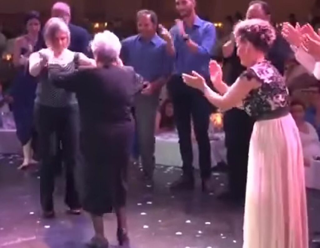 Κρήτη: Γιαγιά 96 ετών χορεύει Μαλεβιζιώτη και τρελαίνει!