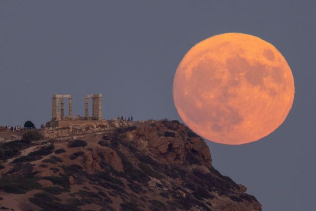 Μαγευτικές εικόνες από την υπερπανσέληνο του Αυγούστου