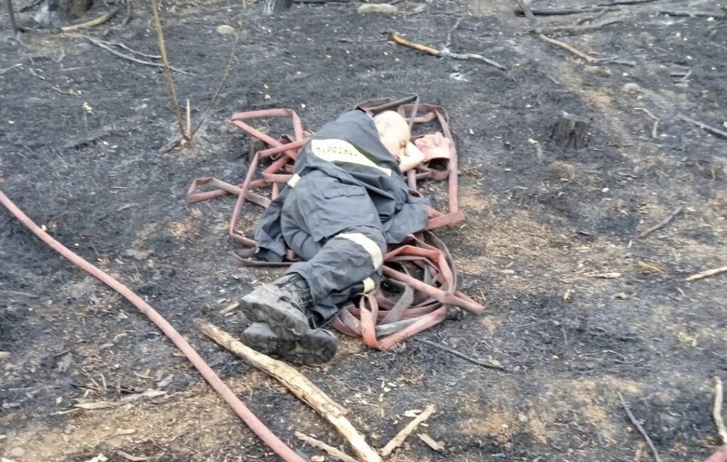 Έβρος: Συγκλονίζει η φωτογραφία με τον πυροσβέστη που κοιμάται σε καμένη γη έπειτα από φωτιά στην Ιτέα