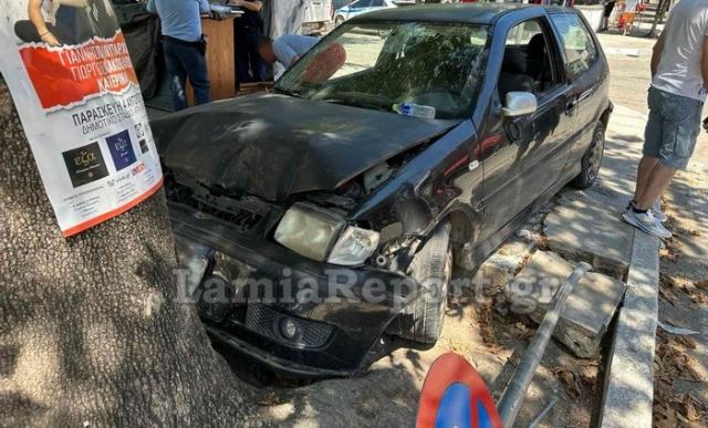 Στυλίδα: Αυτοκίνητο ανέβηκε στην πλατεία και χτύπησε σε αιωνόβιο πλάτανο (ΒΙΝΤΕΟ-ΦΩΤΟ)
