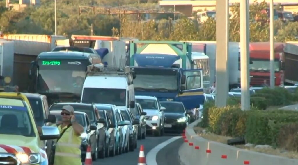 Εθνική οδός Αθηνών- Κορίνθου: Απίστευτη ταλαιπωρία με χιλιάδες εγκλωβισμένα οχήματα για περισσότερες από 7 ώρες!