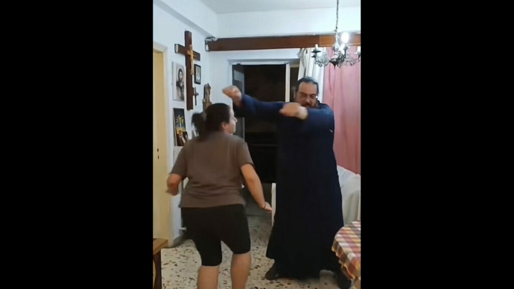 “Χορευτής” Ιερέας, σαρώνει στο TikTok και γίνεται viral- Σχεδόν 15.000 άνθρωποι ακολούθησαν τον πατέρα Παύλο μέσα σε έναν μόνο μήνα