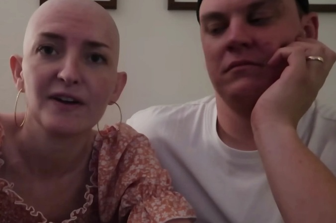 “Δεν έκλαψα σήμερα”: Ραγίζει καρδιές καρκινοπαθής μαμά που άφησε τα παιδιά της να ξυρίσουν το κεφάλι της