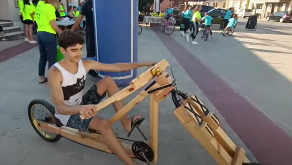O 14χρονος Κρητικός που με μεράκι και φαντασία φτιάχνει ξύλινα ποδήλατα!