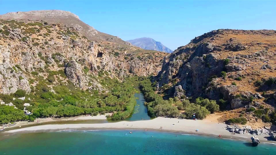 Πρέβελη: Το απόλυτο σκηνικό της Κρήτης με την εξωτική παραλία και το μαγευτικό φοινικόδασος