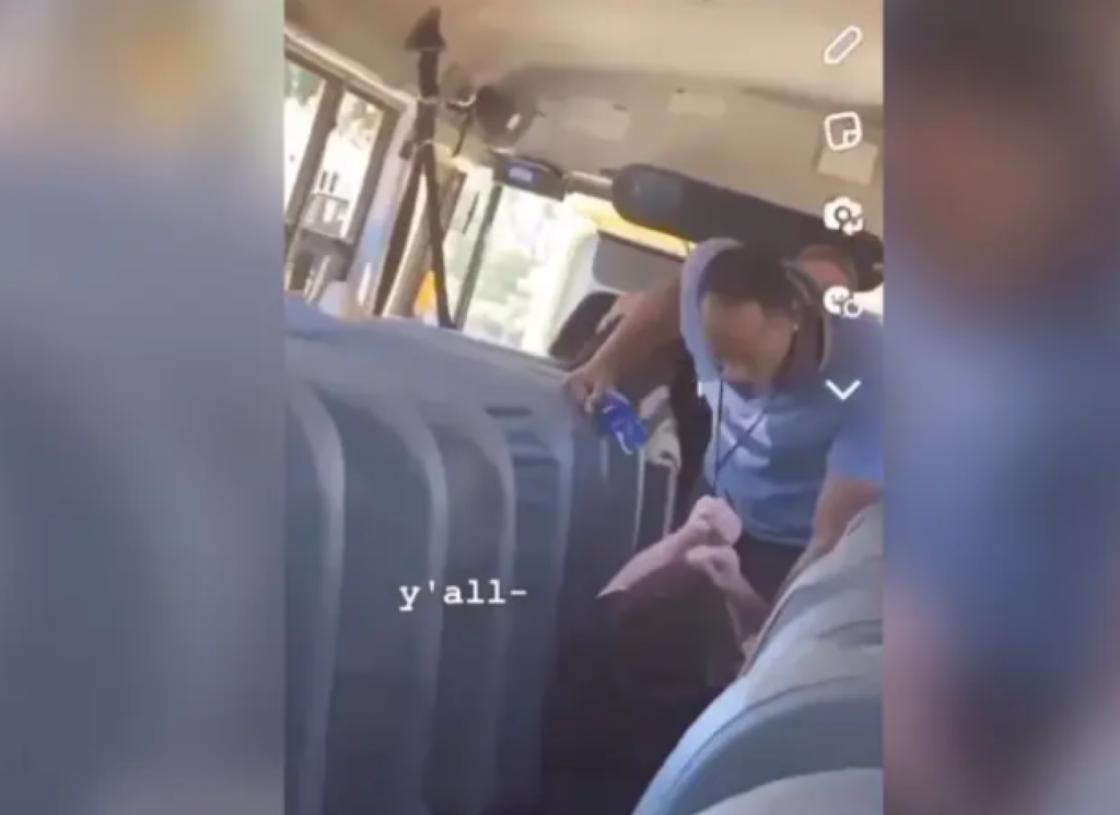Συνοδός σχολικού λεωφορείου χτυπά βάναυσα 17χρονο μαθητή! Βίντεο που σοκάρει